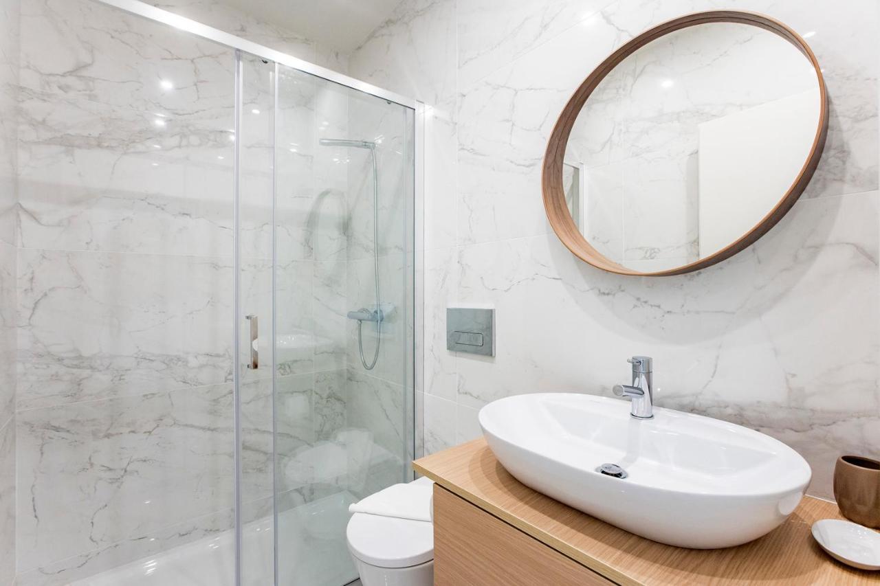 Central Studio W/ Pool, Ac & Patio By Lovelystay Porto Bagian luar foto