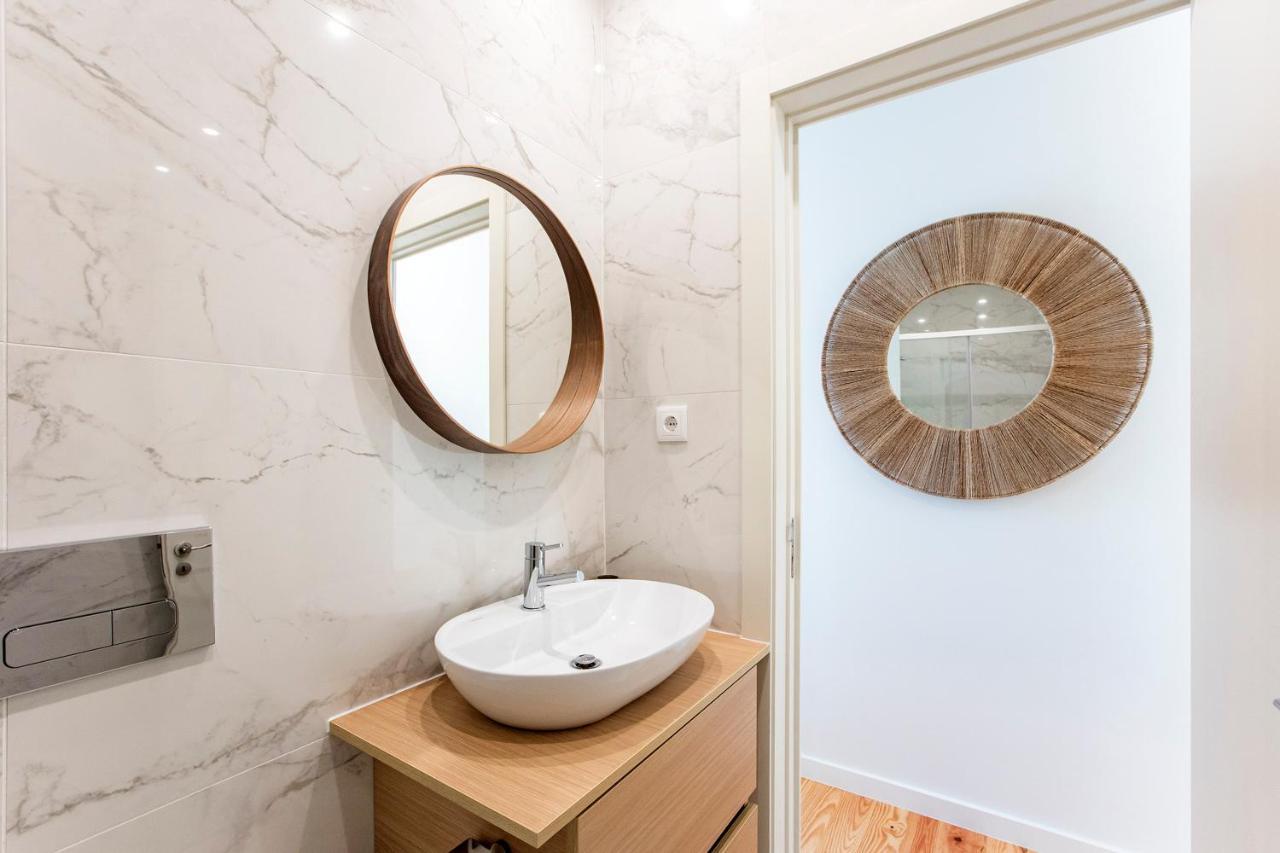 Central Studio W/ Pool, Ac & Patio By Lovelystay Porto Bagian luar foto
